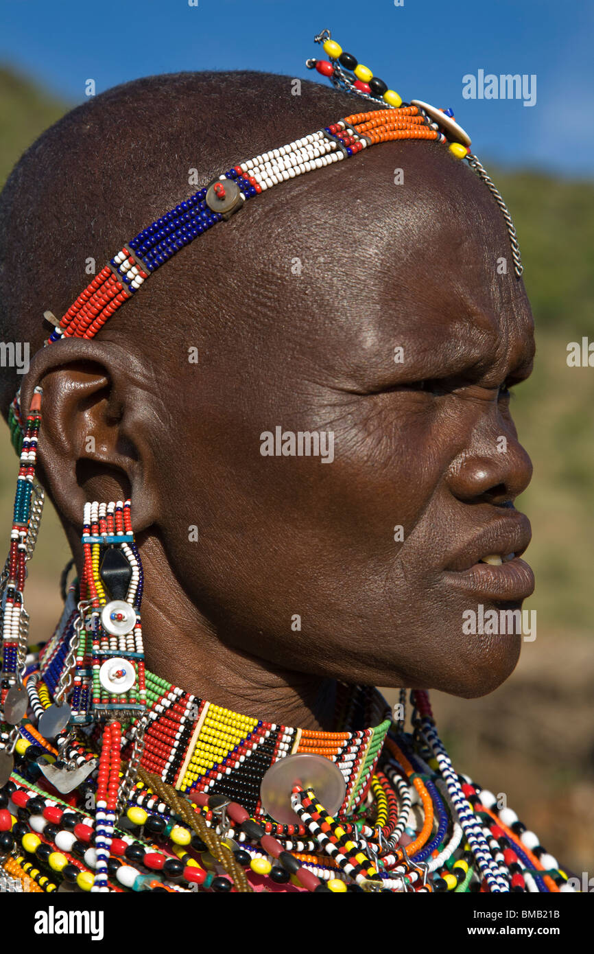 Close-up Profil Portrait reife Massai Frau mit Loch im Ohr zu tragen traditionelle tribal Kostüm Perlen Ohrringe Halskette Masai Mara Stockfoto