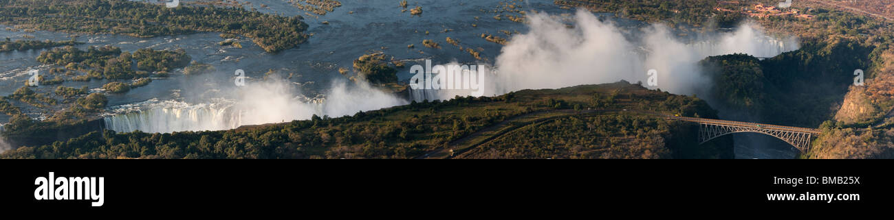 Panorama Antenne anzeigen nebligen Viktoriafälle eines der 7 Naturwunder der Welt und die Brücke, die Grenze zu Sambia und Simbabwe Stockfoto