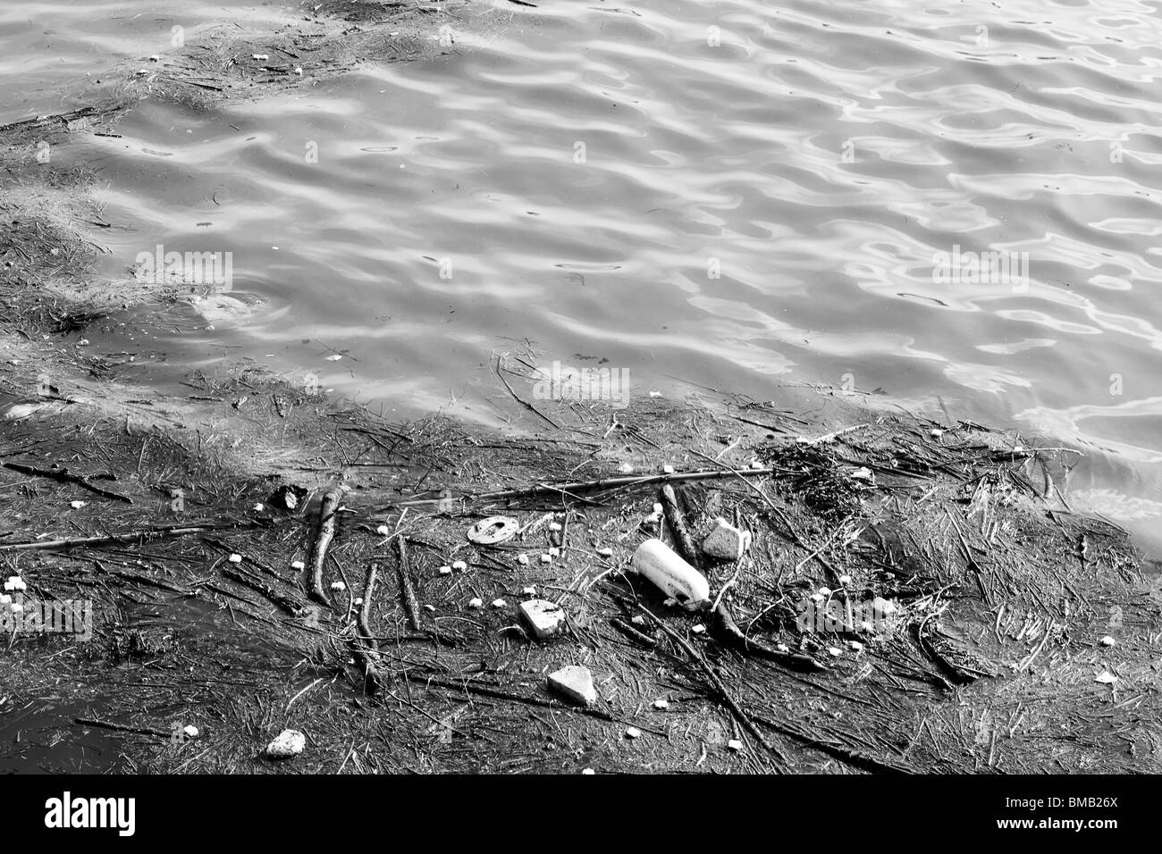 Bild von einem Wasser Körper Fulll aus Kunststoff, Holz und anderen Müll Stockfoto