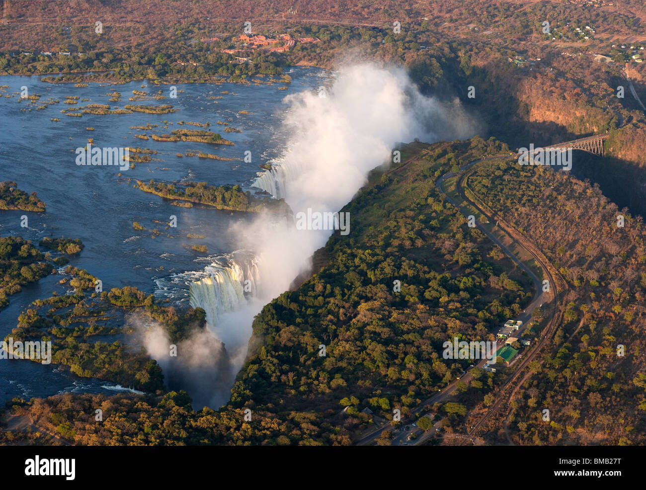Antenne sehen herrliche nebligen Viktoriafälle, 1 der 7 Naturwunder der Welt und die Brücke, die Grenze zu Sambia und Simbabwe Stockfoto