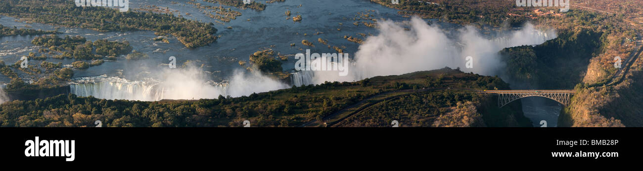 Antenne sehen herrliche nebligen Viktoriafälle, 1 der 7 Naturwunder der Welt und die Brücke, die Grenze zu Sambia und Simbabwe Stockfoto
