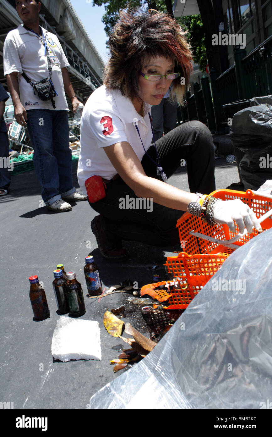 Thai DSI (Abteilung der speziellen Untersuchung) Dr. Porntip während der Arbeit am Ratchaprasong Gebiet nach Red Shirt Demonstranten Stockfoto