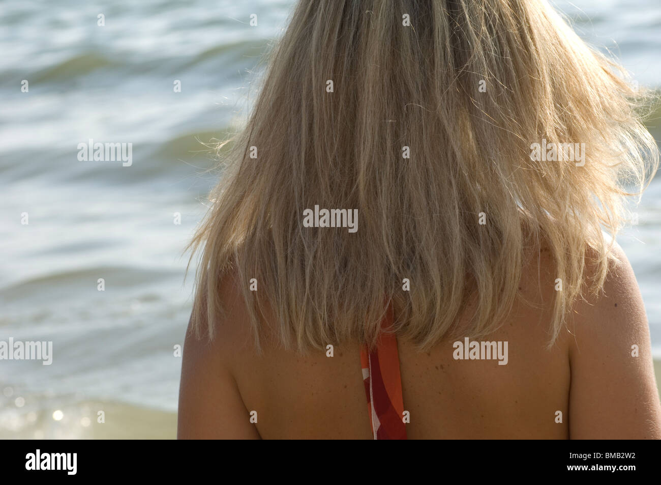 Frau allein am Meer Stockfoto