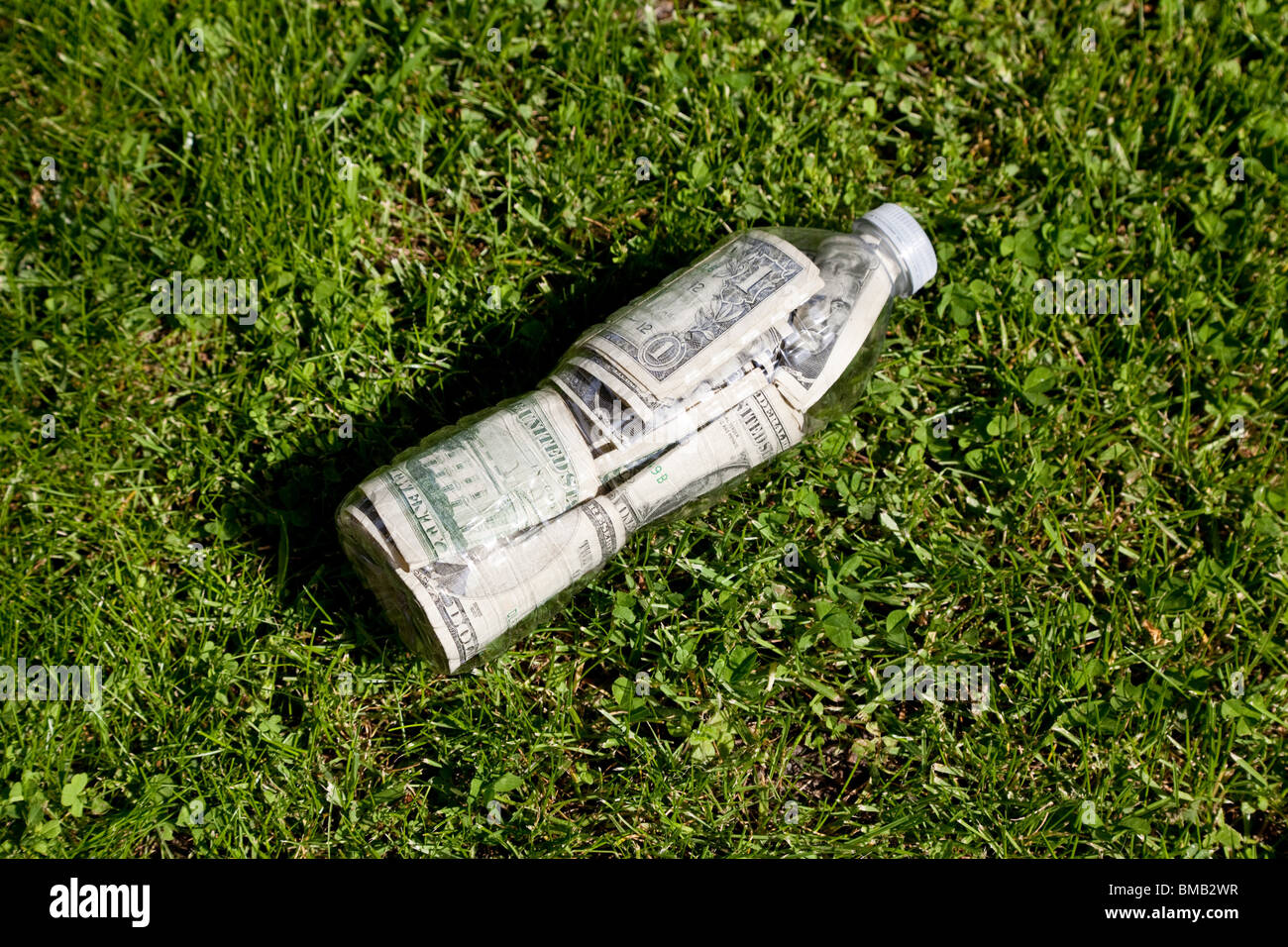 Kunststoff-Flasche und Dollar hautnah Stockfoto