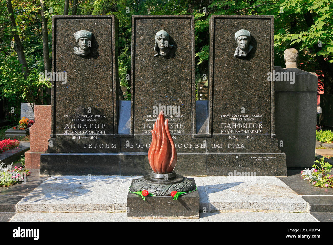 Grab und Denkmal für die Verteidiger von Moskau auf Nowodewitschi-Friedhof in Moskau, Russland Stockfoto