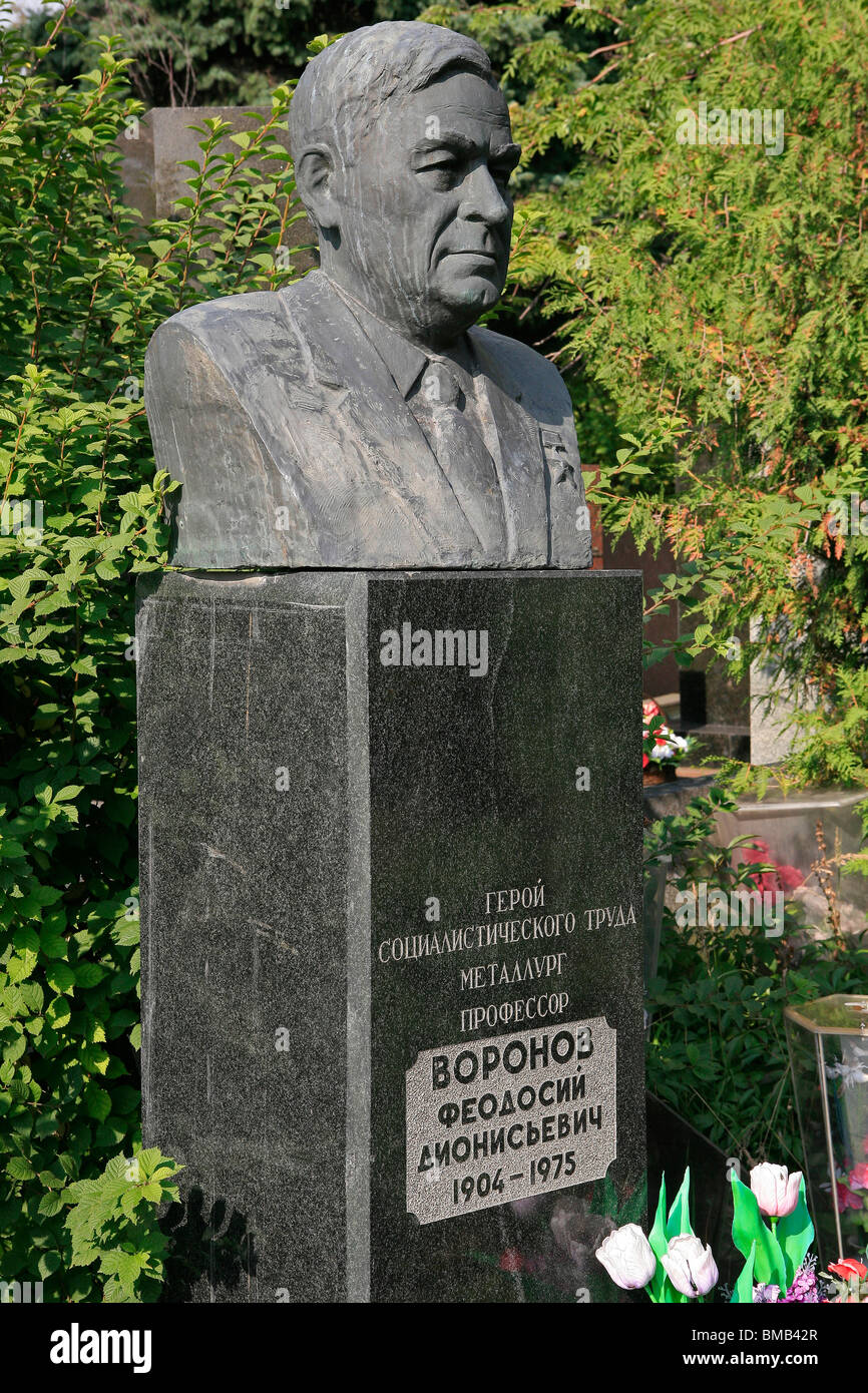 Grab des Sowjetischen metallurge Feodosy Dionisyevich Voronov an Nowodewitschi-friedhof in Moskau, Russland Stockfoto