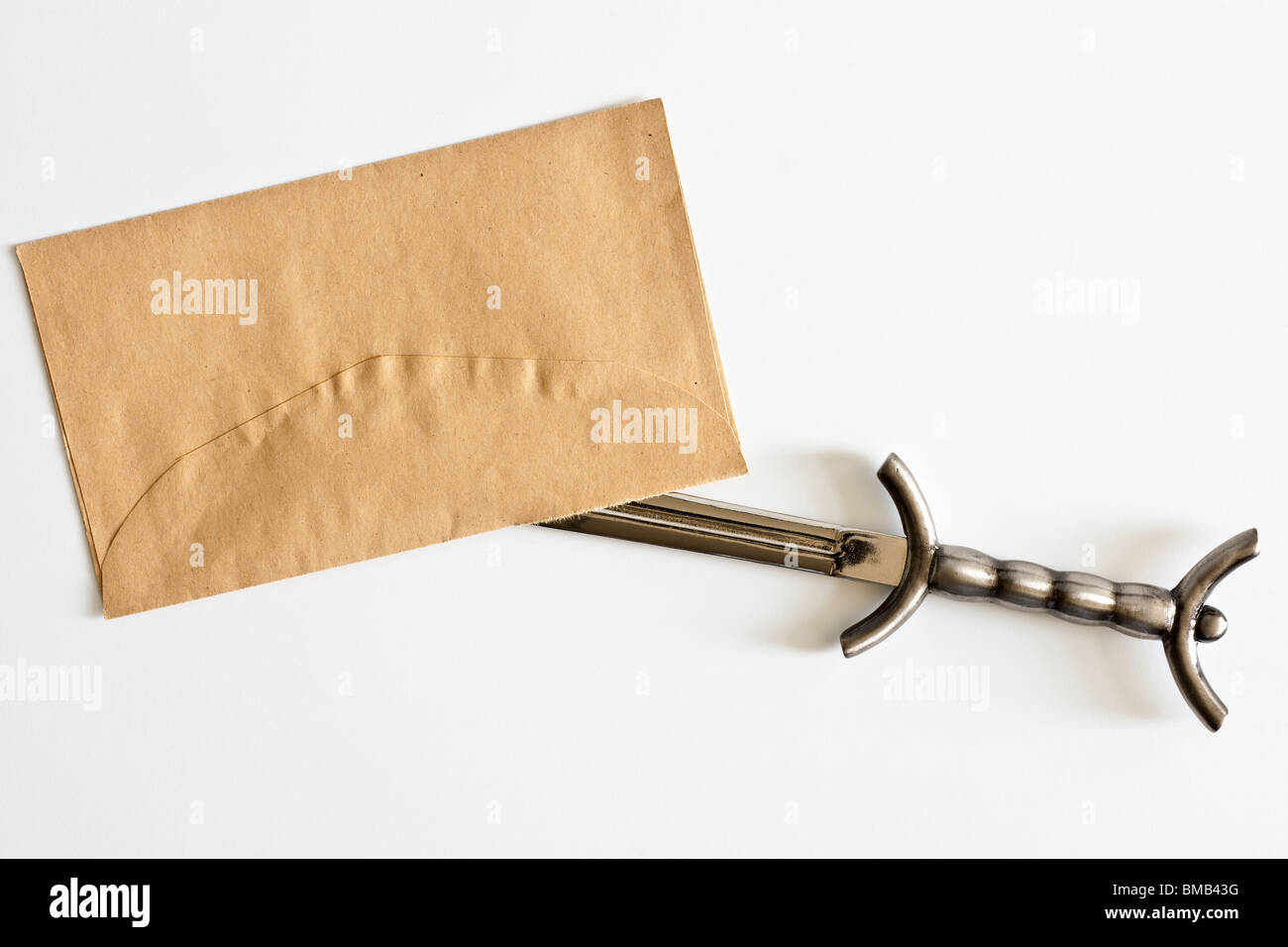 Brieföffner Metall Messer einen braunen Umschlag öffnen Stockfoto