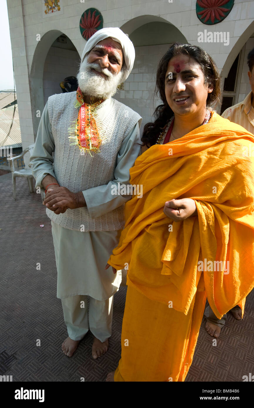 Hindu Anhänger mit seinem Swami gekleidet in Safran Roben an den Navagraha-Tempel (Tempel zu neun Planeten), Guwahati, Assam, Indien Stockfoto