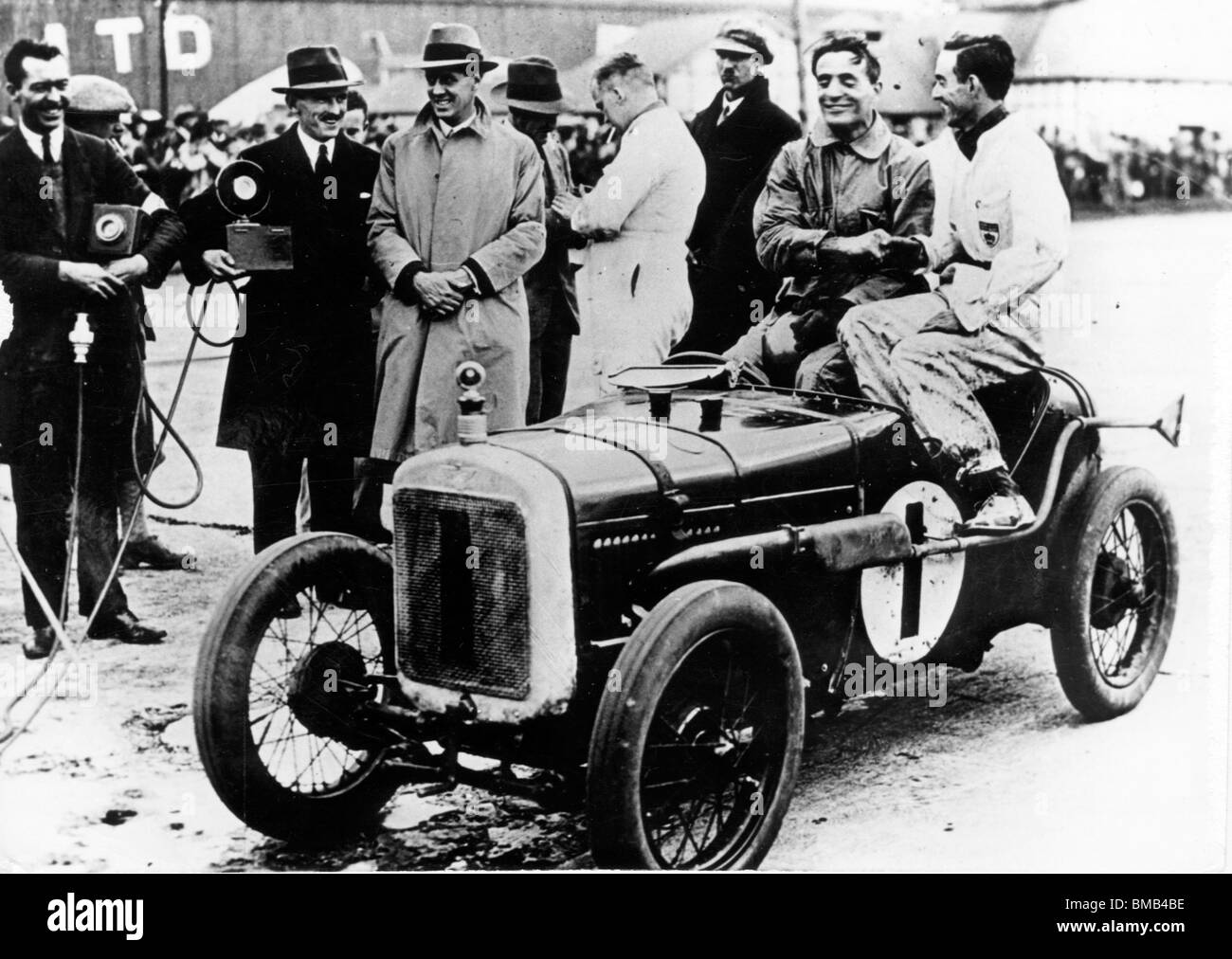 Austin 7 Ulster Gewinner von 1930 500 Meilen-Rennen, Brooklands. SCH-Davis (links) Earl of March (rechts) Stockfoto