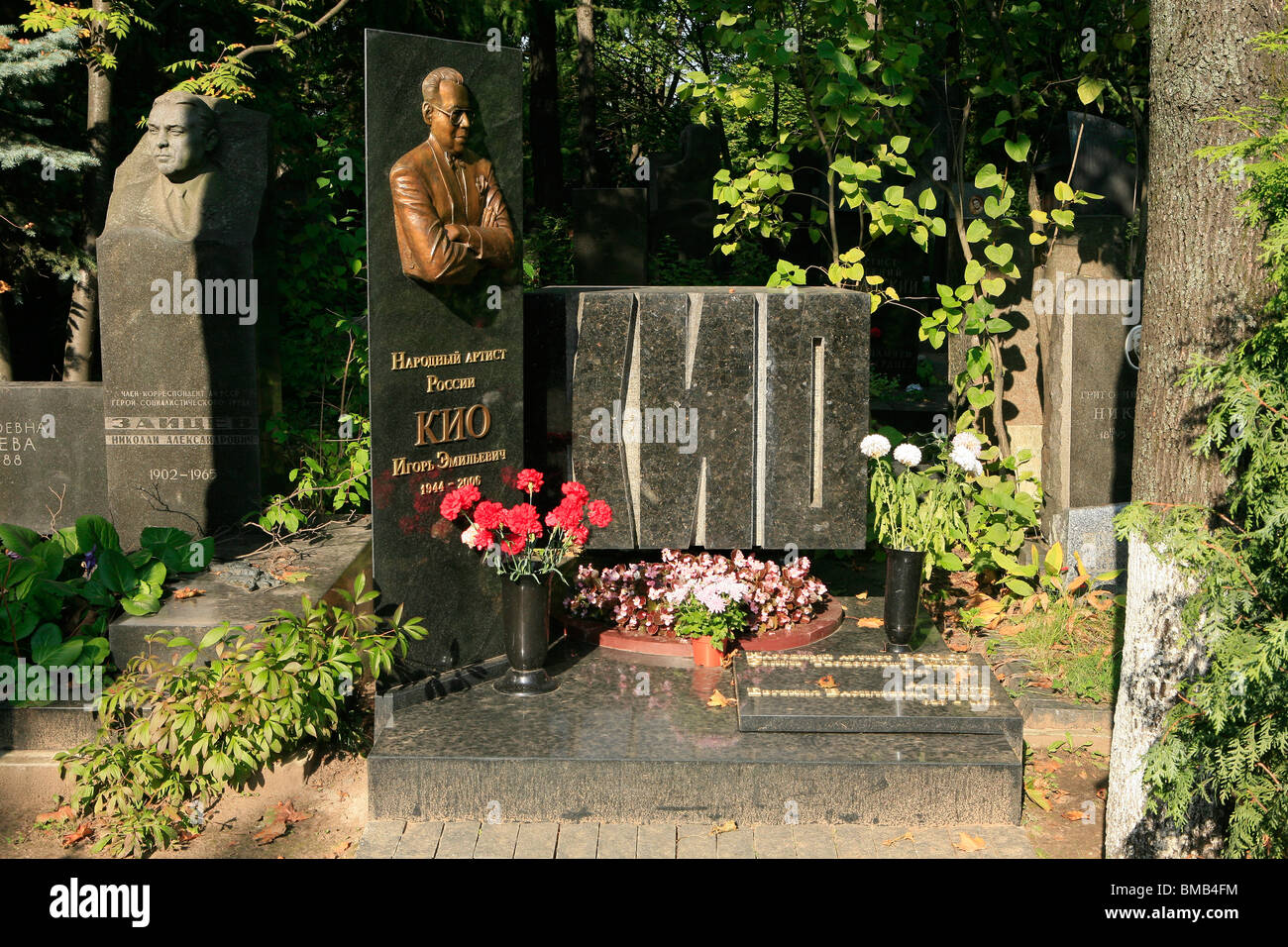 Grab von der sowjetischen russischen Illusionist Igor Kio (1944 – 2006) auf Nowodewitschi-Friedhof in Moskau, Russland Stockfoto