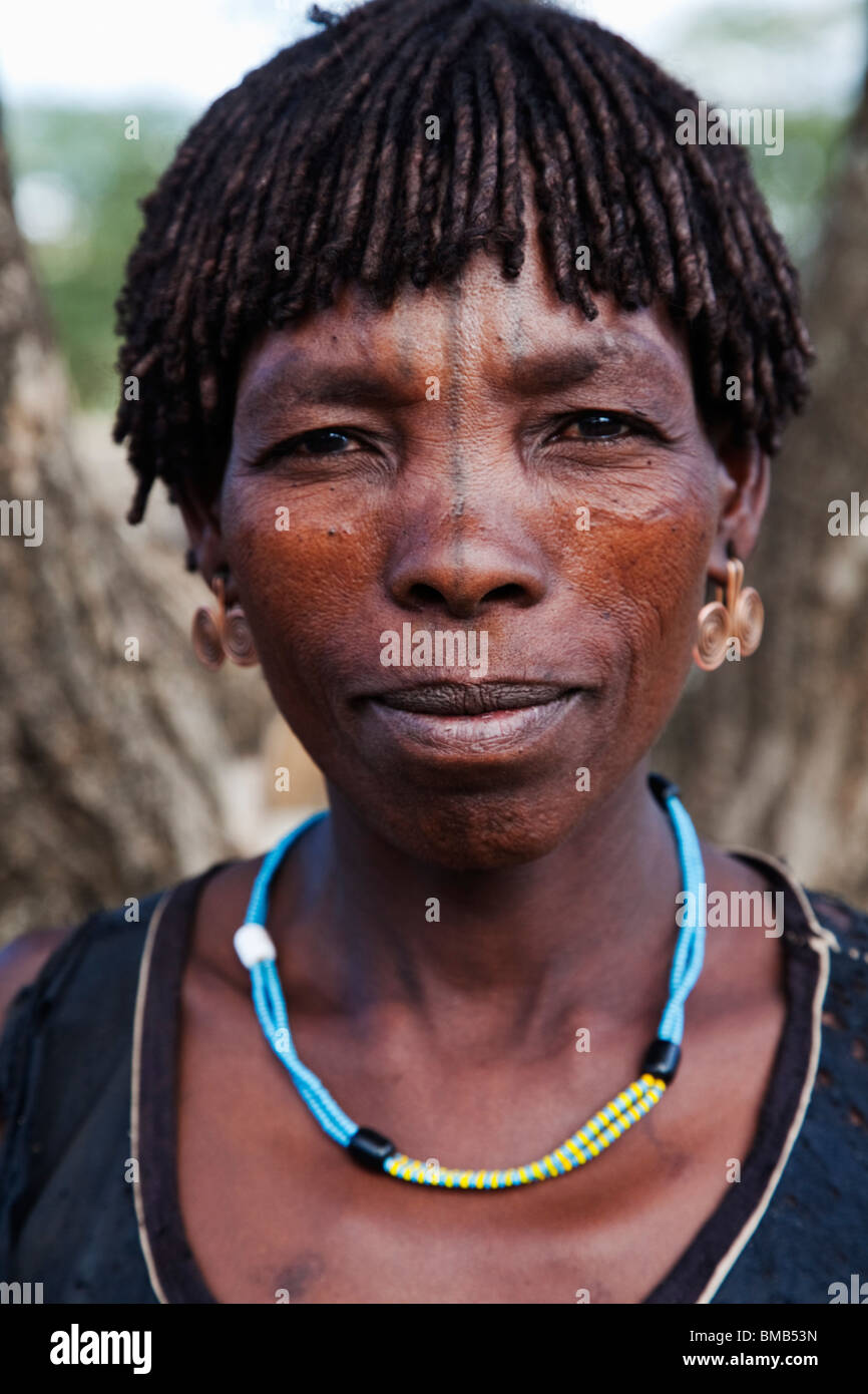 Porträt einer Tsemai Stammes-Frau im Süden Äthiopiens Stockfoto