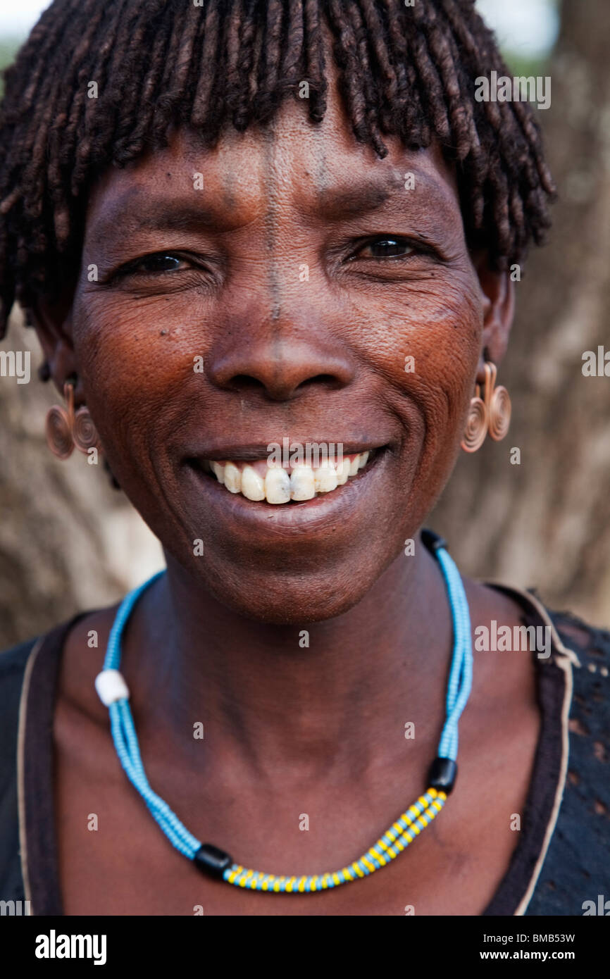 Porträt einer Tsemai Stammes-Frau im Süden Äthiopiens Stockfoto