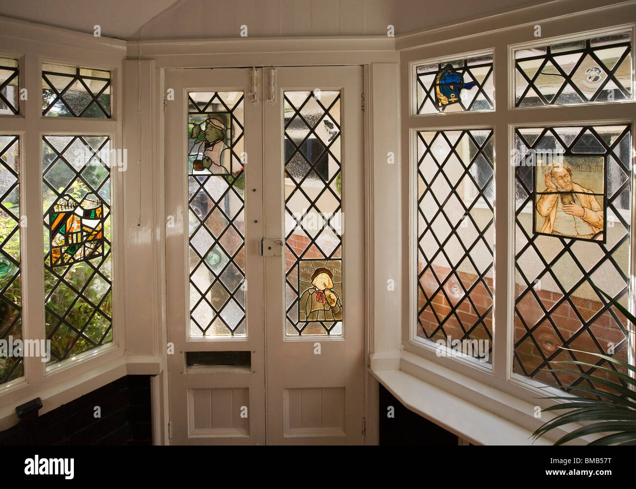 Häuser Edwardian Kunsthandwerk Haus, dekorativer Glasmalerei Dekorieren der Eingangshalle Stockfoto