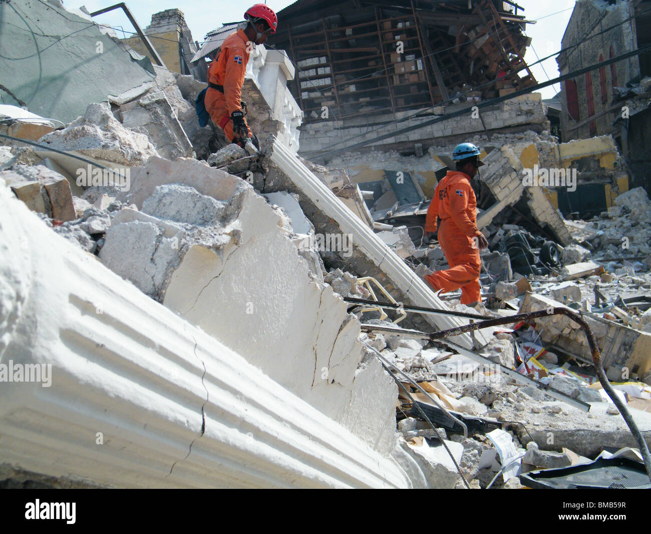Mitglieder der Dominikanischen Defensa Civil Suche nach Überlebenden in den Trümmern in Port-au-Prince nach dem Erdbeben in Haiti Stockfoto