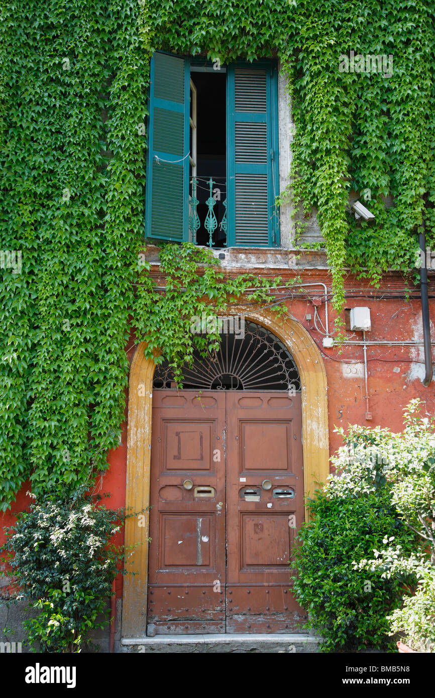 Haus Türen und Fenster Blumen, Rom, Italien Stockfoto