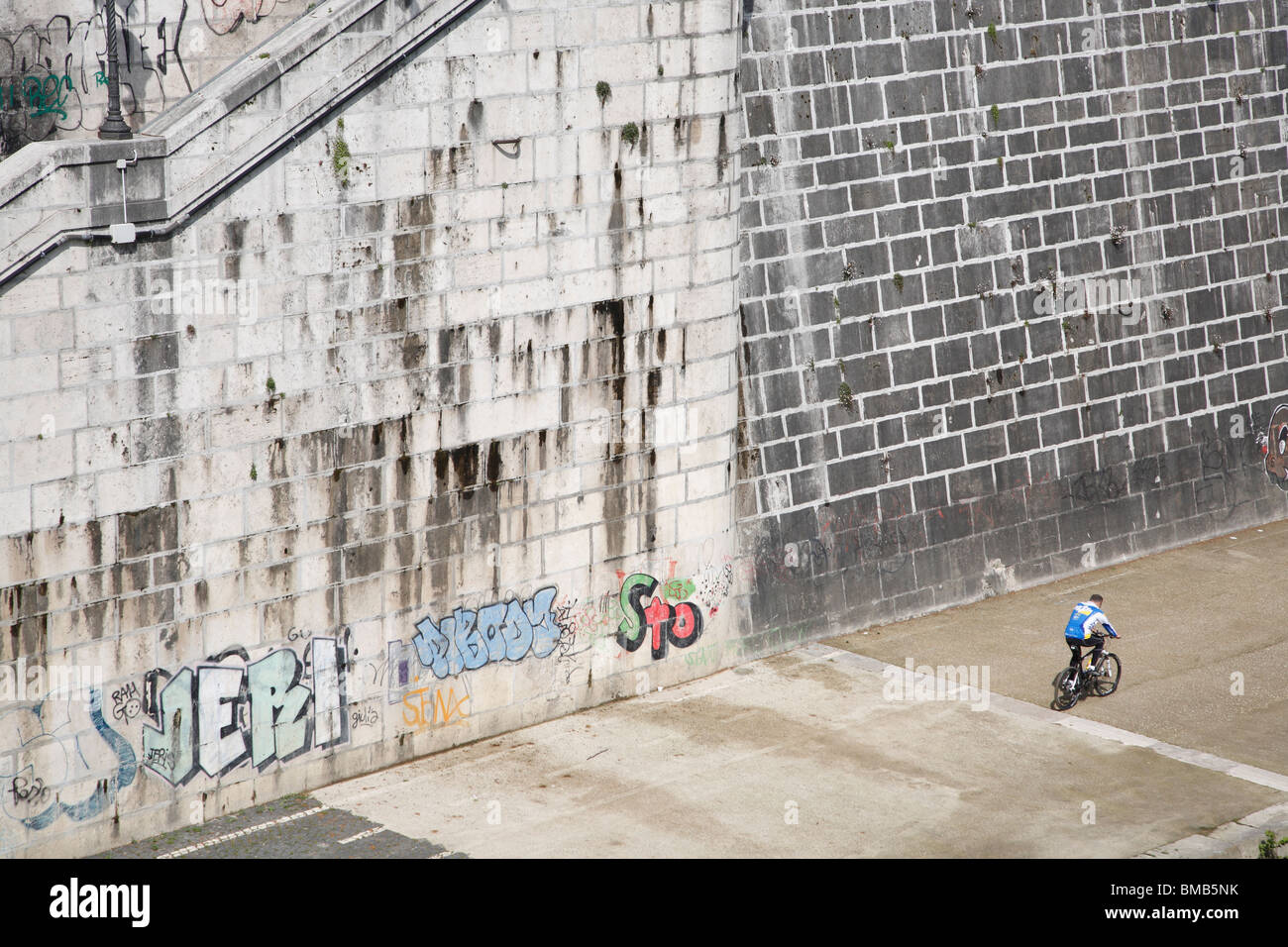 Radfahrer, Graffiti, Flußdamm, Rom, Italien Stockfoto