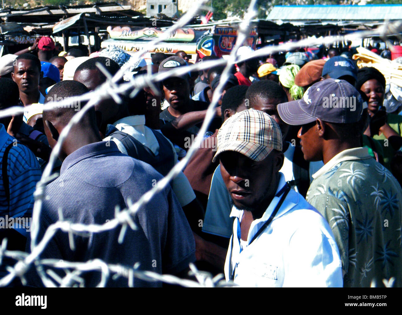 Haitianer drängen die Tore an der Grenze der Dominikanischen Republik (Jimani - Malpasse) nach dem Erdbeben in Haiti Stockfoto