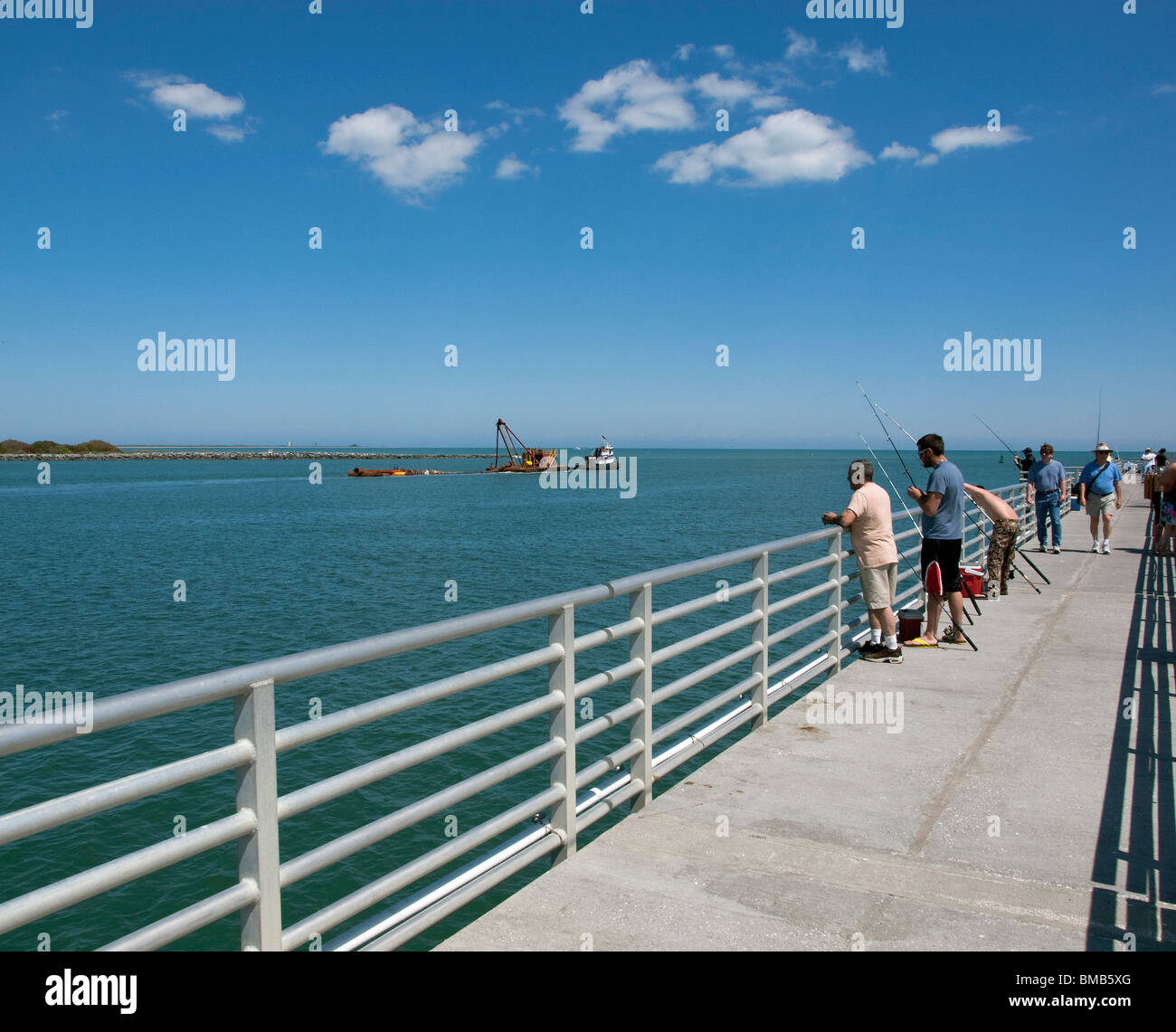 Steg Angeln am Eingang zum Hafen Cavaveral südlich von Kap auf Space Küste von Florida USA am Jetty Park Stockfoto