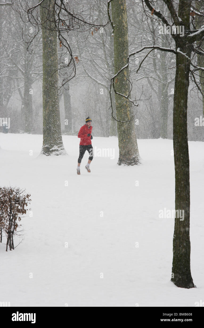 Jogger im Schnee Stockfoto