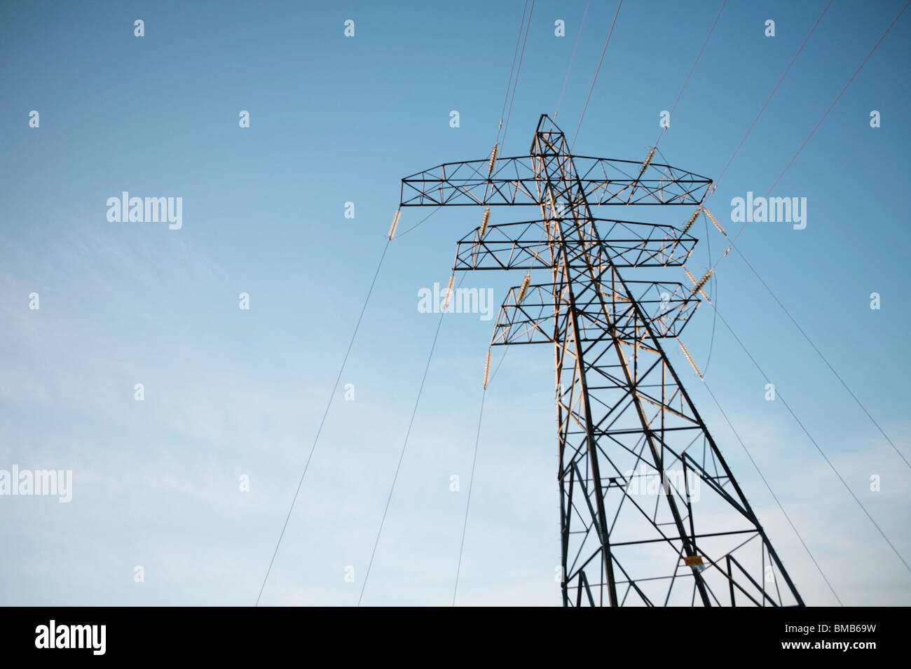 Powerlines und Pylon gegen einen blauen Himmel, Eastlothian, Schottland 2010 Stockfoto