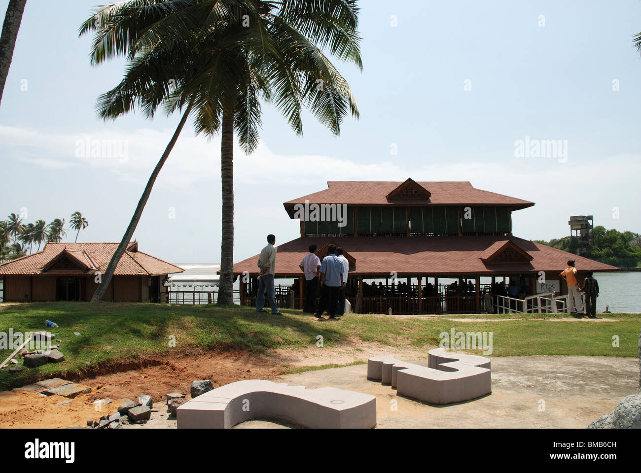 traditionelle Kerala Architektur Restaurant im Feriendorf Veli, Thiruvananthapuram, Kerala, Indien, Asien Stockfoto