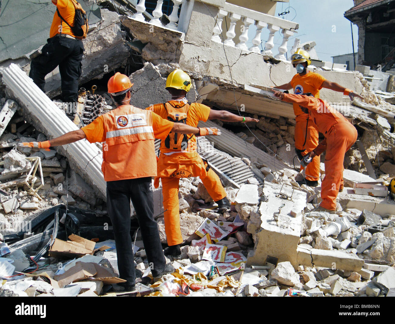 Dominikanische Such- und Rettungsdienst-Team auf der Suche nach Überlebenden in den Trümmern in Port-au-Prince nach dem Erdbeben in Haiti Stockfoto