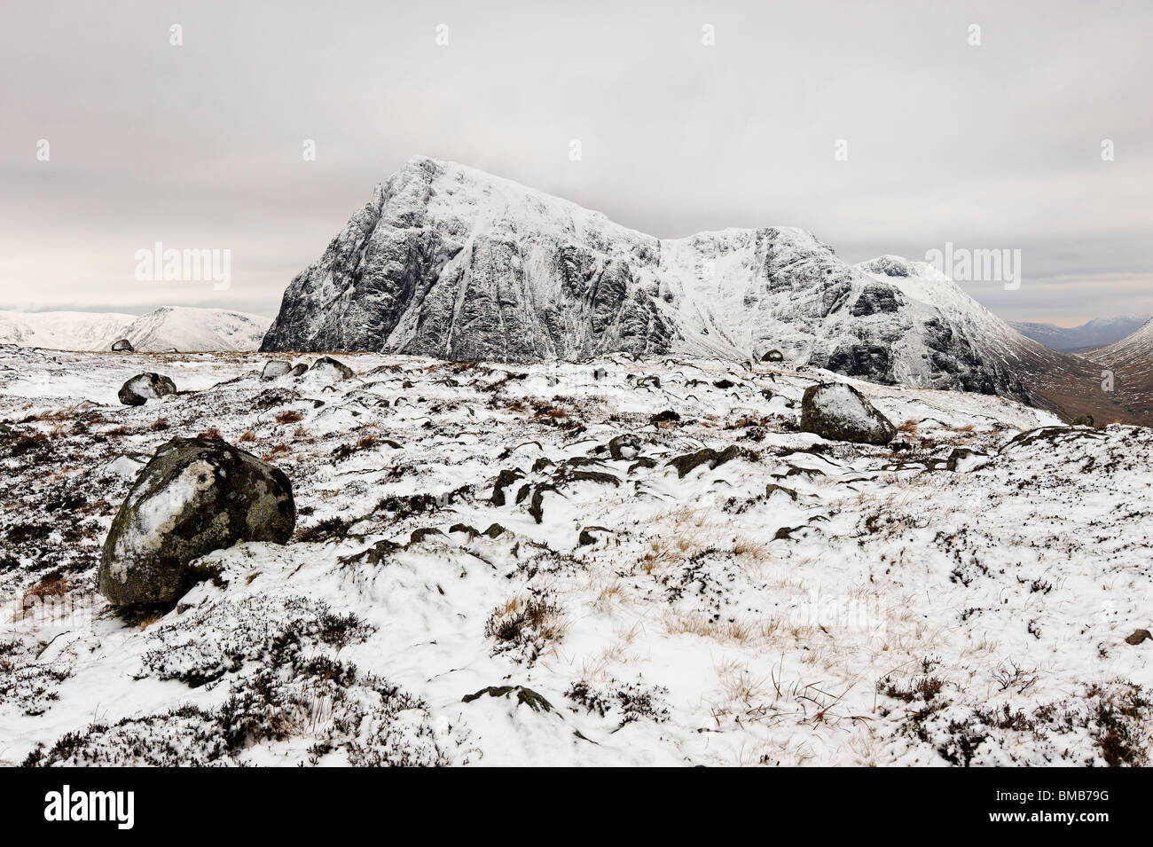 Hoch auf schottischen Berge, unter harten Winterbedingungen. Dies ist eine Ansicht der Buachaille Etive Mor von Beinn ein Chrulaiste. Stockfoto