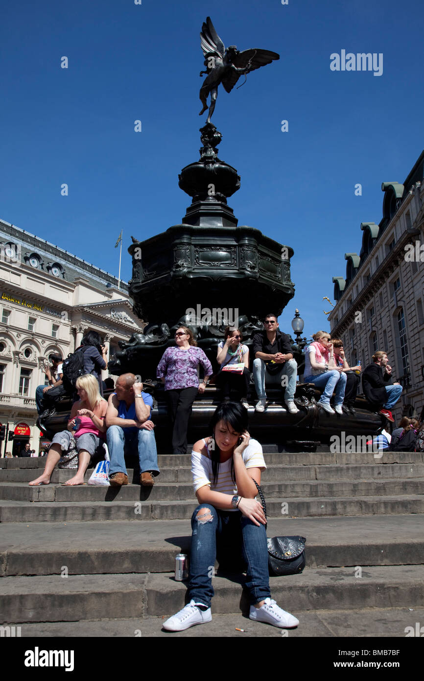 Touristen zu sammeln, an einem schönen Frühlingstag rund um die berühmte Statue des Eros am Piccadilly Circus Stockfoto