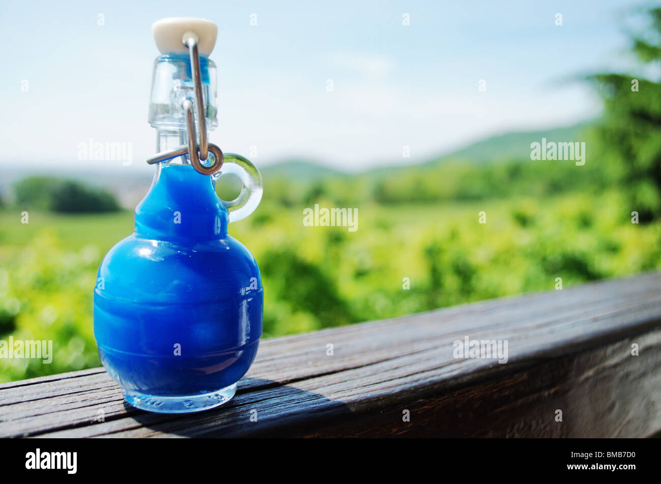 Kleine blaue Flasche Flüssigkeit gefüllt, Sky braucht mehr blau Stockfoto