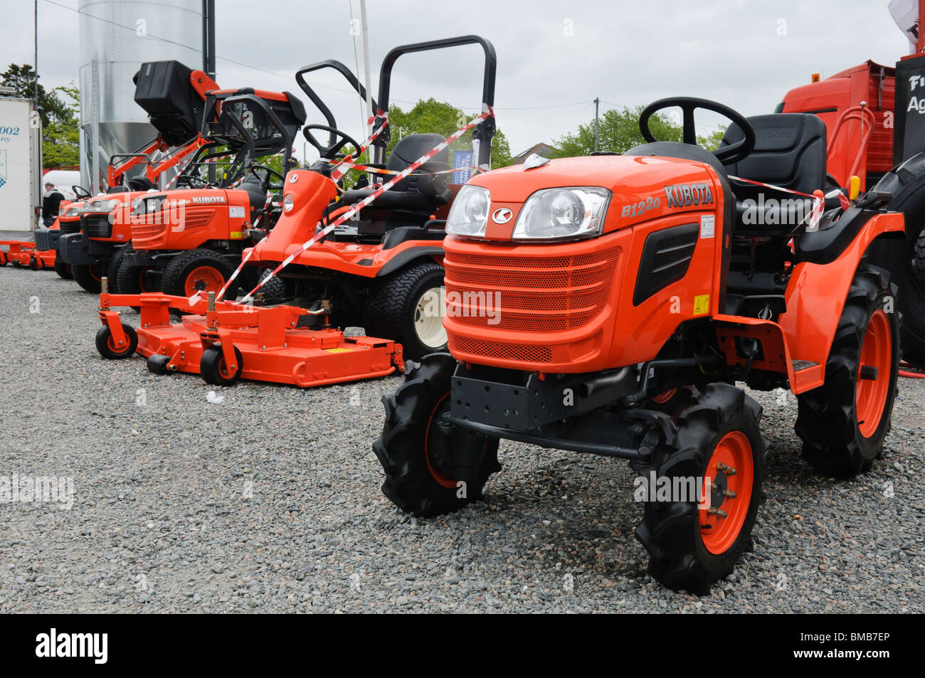 Kleine leichte Traktoren und Reiten-auf Rasenmäher auf dem Display an einer Landwirtschaftsausstellung. Stockfoto