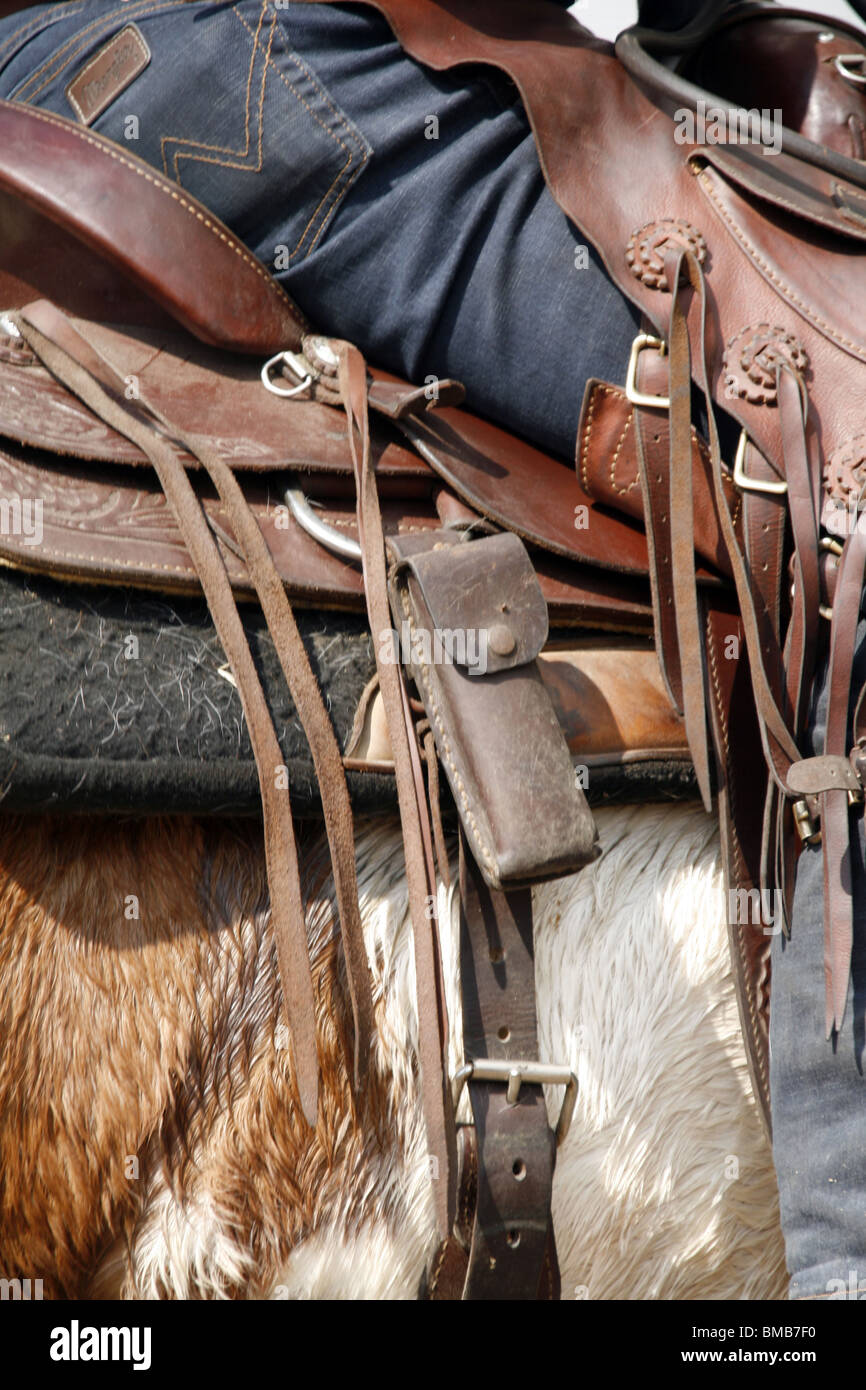 Detail der Cowboy sitzt auf dem Pferderücken Stockfoto