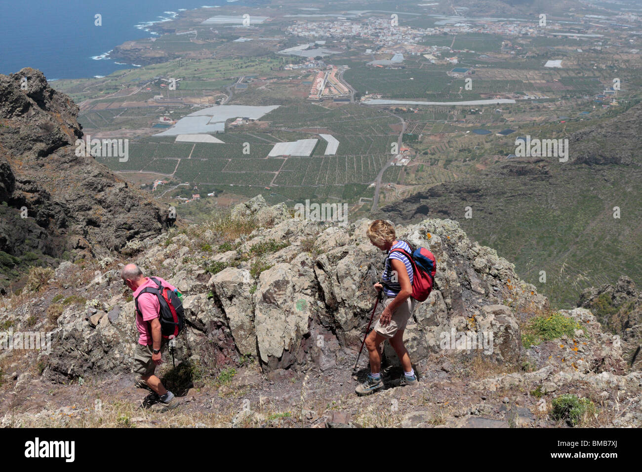 Frau und Mann Wanderer auf einem Felsenweg durch das Teno massiv auf Teneriffa-Kanarische Inseln-Spanien Stockfoto