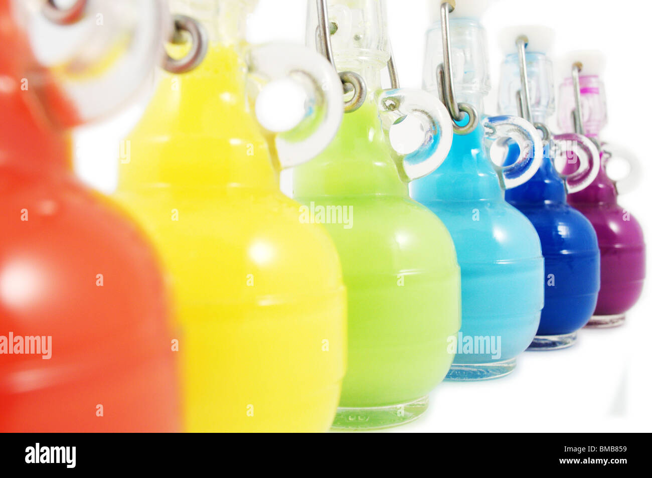 Legen Sie sechs Flasche voll von gefärbtem Wasser Stockfoto