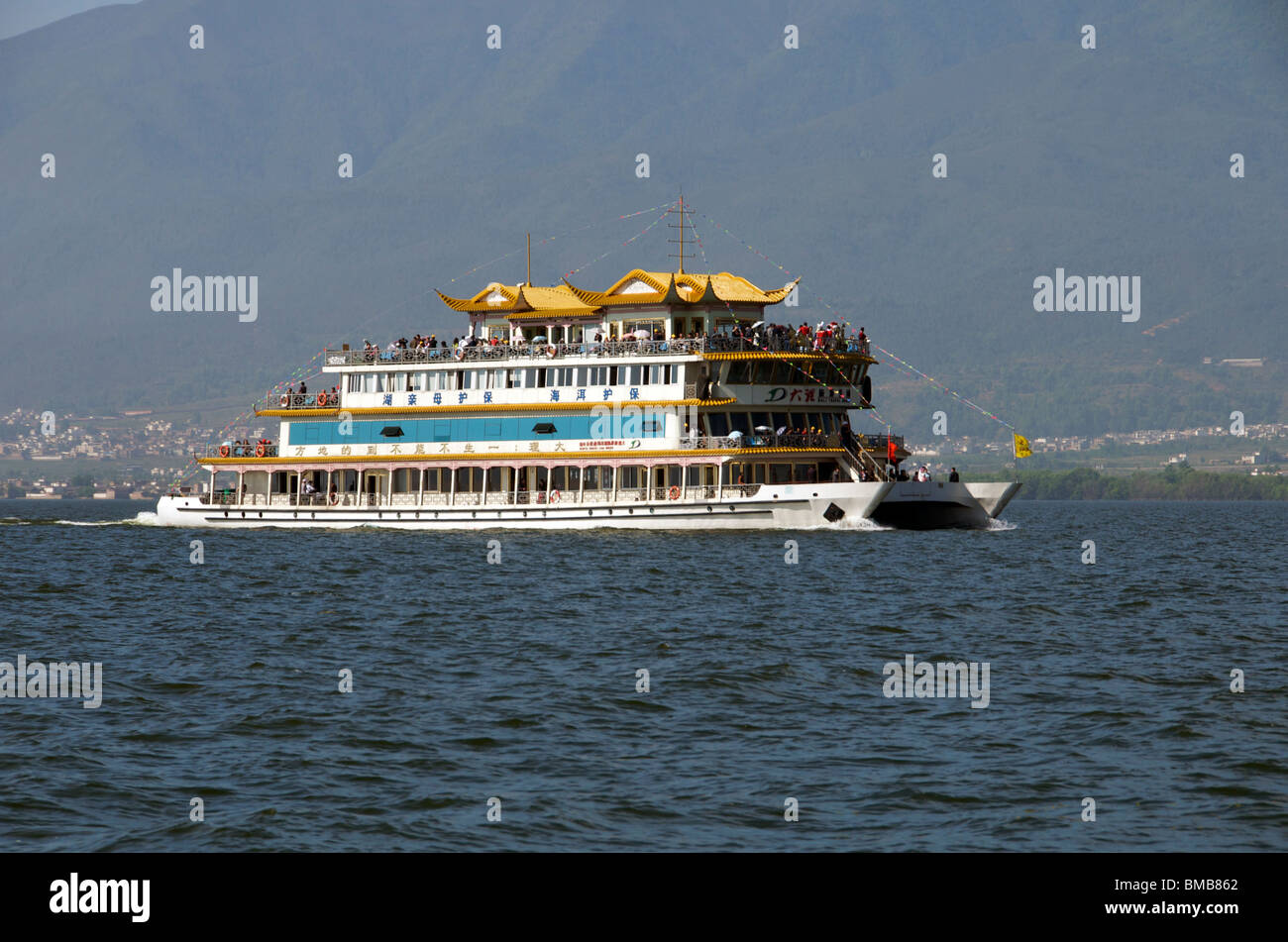 Chinesische Touristenboot auf See Erhai Dali Yunnan China Stockfoto