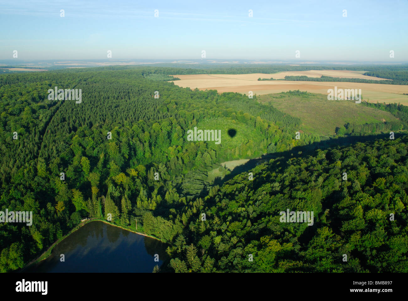 Luftaufnahme von "Pisten Meuse" im Sommer betrachtet von Heißluftballon in der Nähe von Saint-Maurice Sous Les Cotes. Lothringen, Frankreich Stockfoto