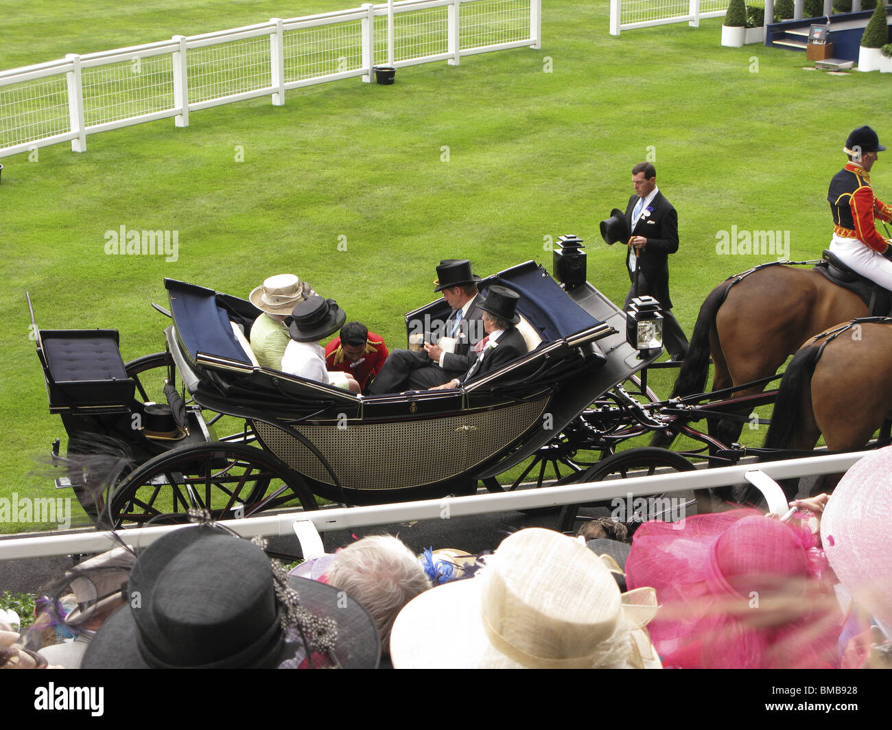 Royal Ascot Festzug Zeremonie, Teil der Saison in England, Pferderennen, Tradition, Glamour Schönheit Spitze Hüte Champagner Sommertourismus Stockfoto