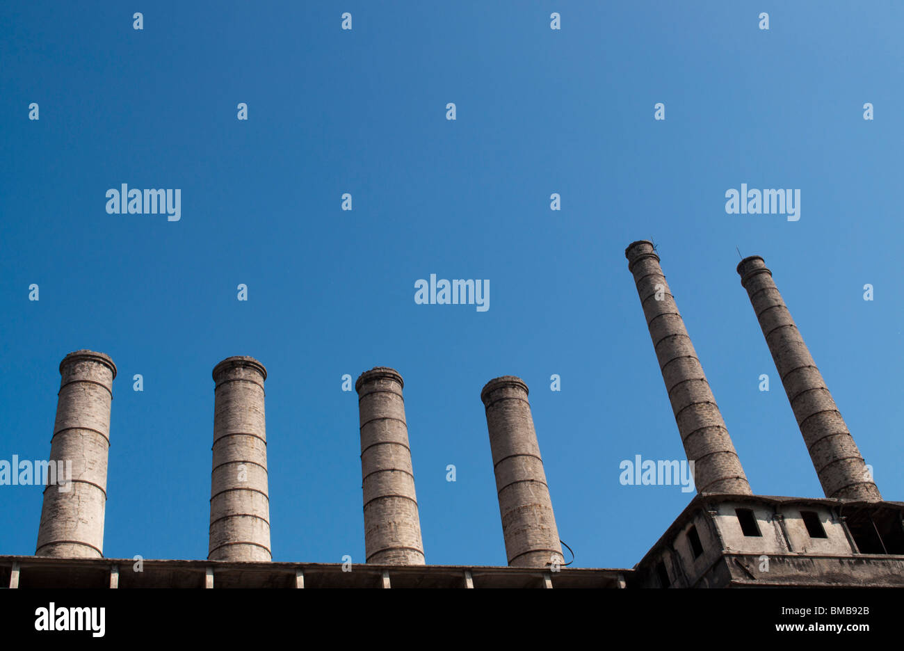Sechs alte verlassene Fabrikschornsteine in Italien Stockfoto