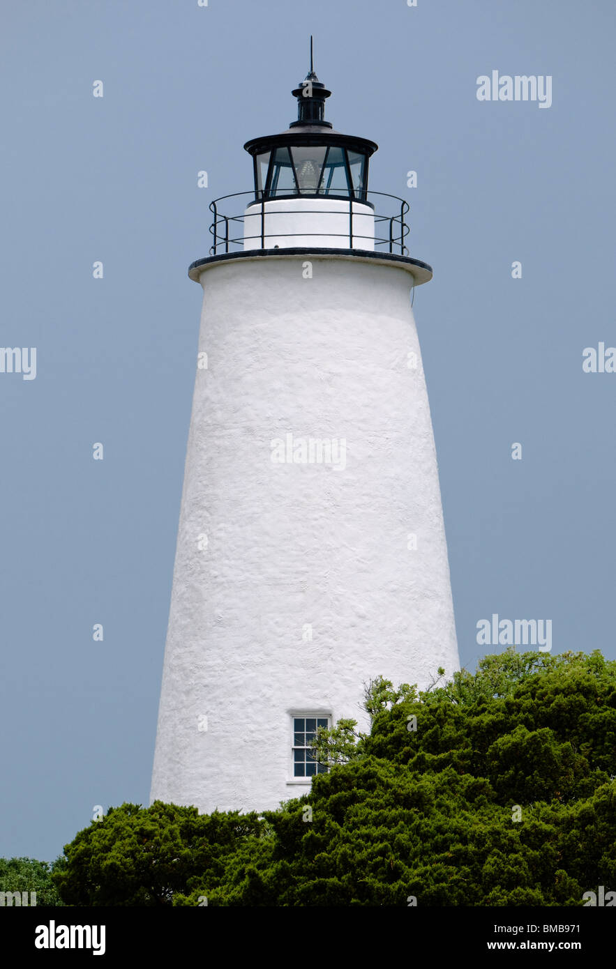 Die Ocracoke Leuchtturm ist das einzige Licht, das in die Outer Banks, die eine nicht-rotierenden das Licht, das in 360 Grad.li Stockfoto