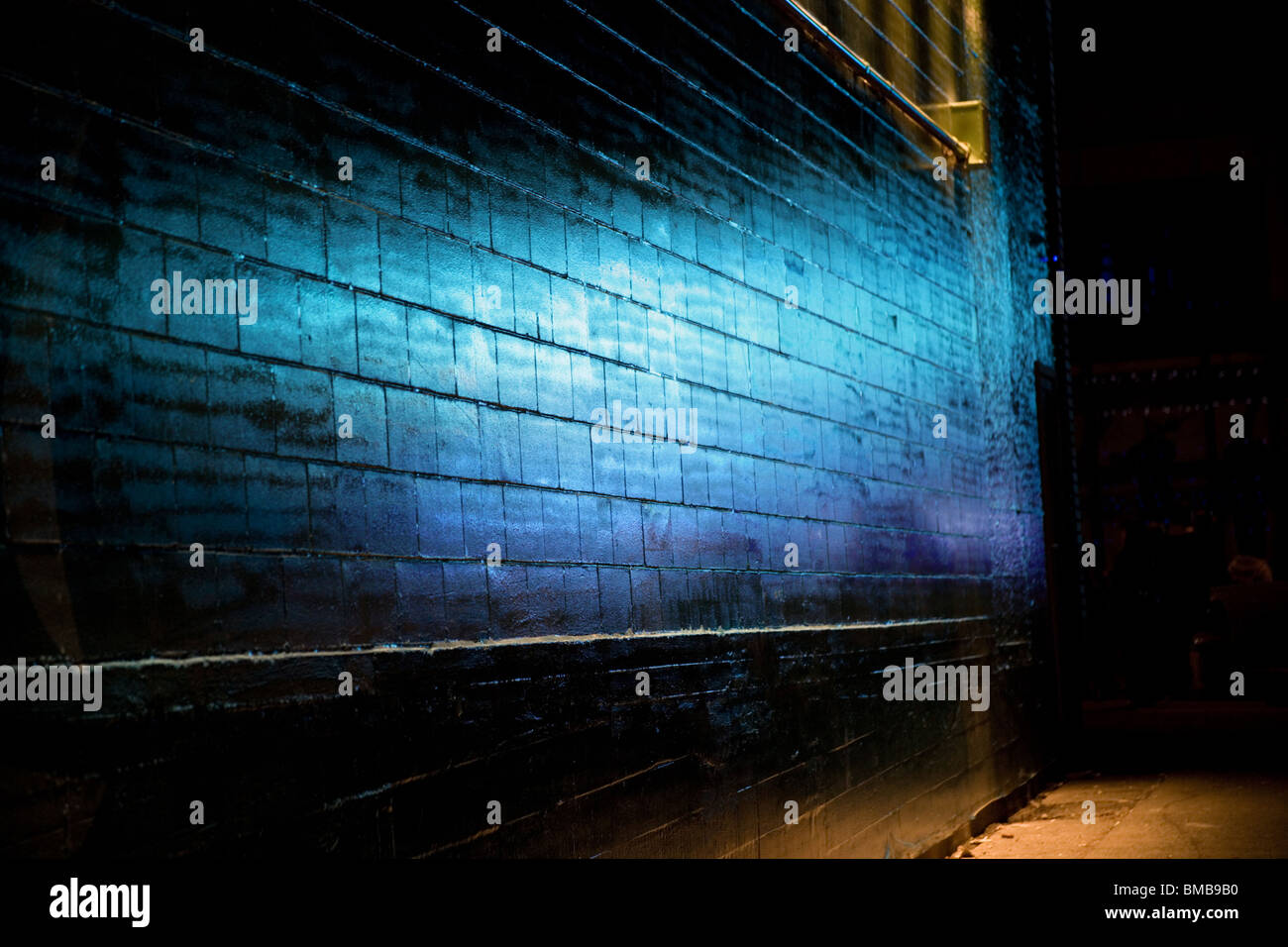 Blaues Licht reflektieren über Brick Wall für Hintergrund Stockfoto