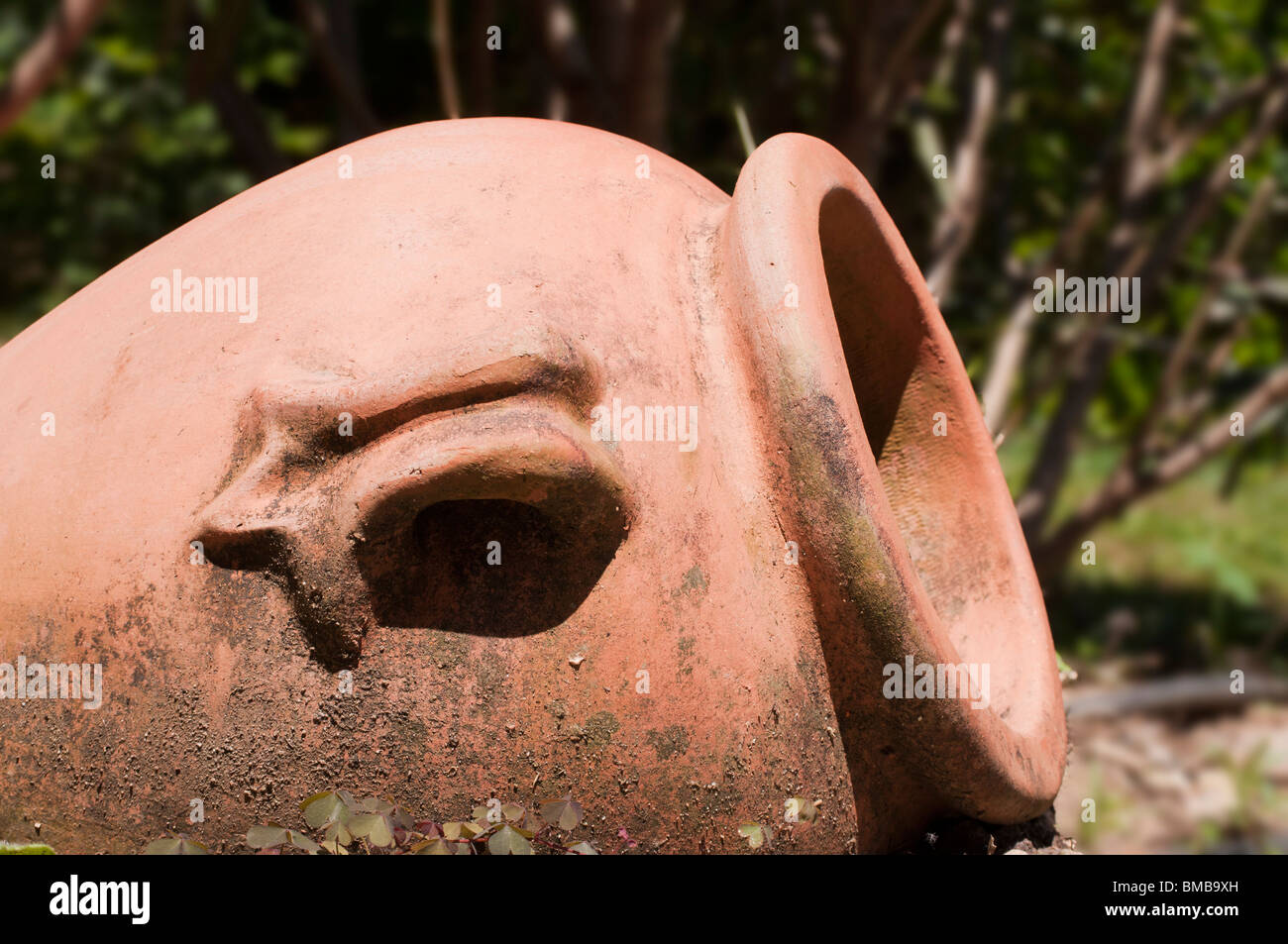 Detaillierten Keramik Amphore liegen in einem Garten Stockfoto