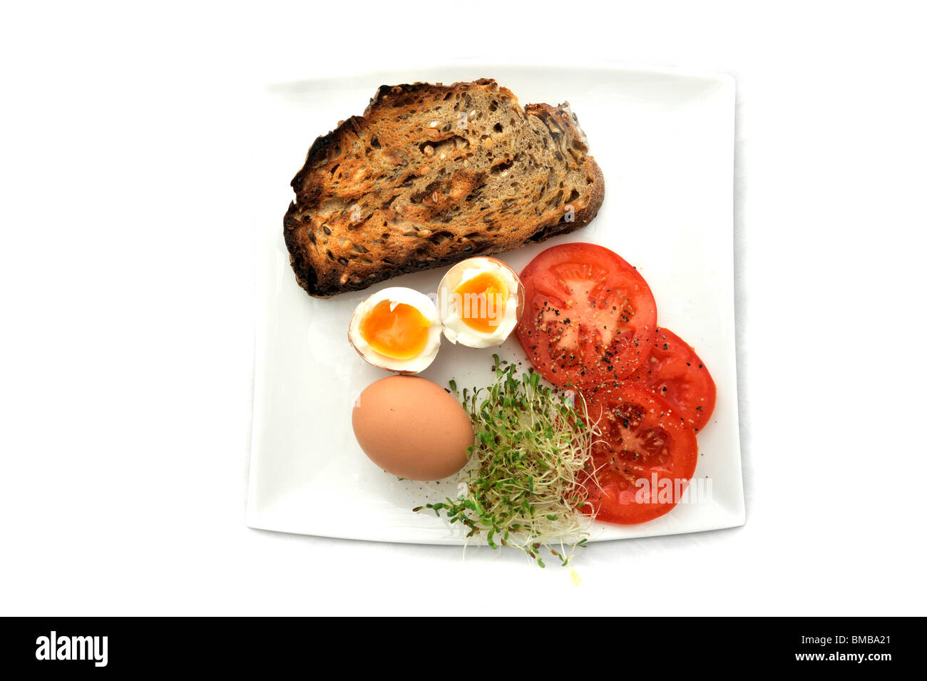 Ein gesundes low Fett Frühstück bestehend aus gekochten Eiern, Vollkorn Soughdough Brot, Alfafa Sprossen und Tomaten Stockfoto