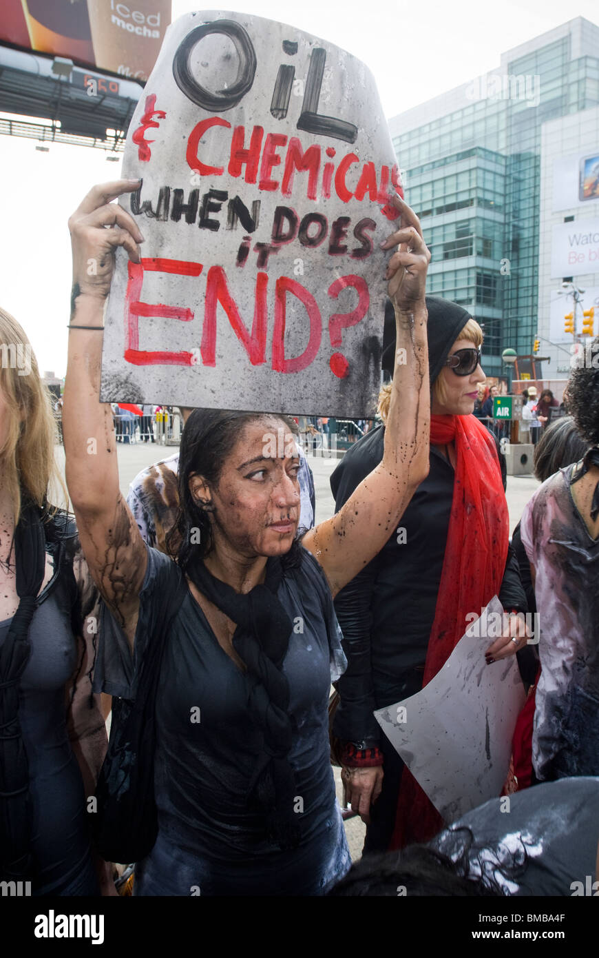 Demonstranten verschütten flüssiges Öl vertritt über sich selbst vor einer BP-Tankstelle in Soho in New York Stockfoto