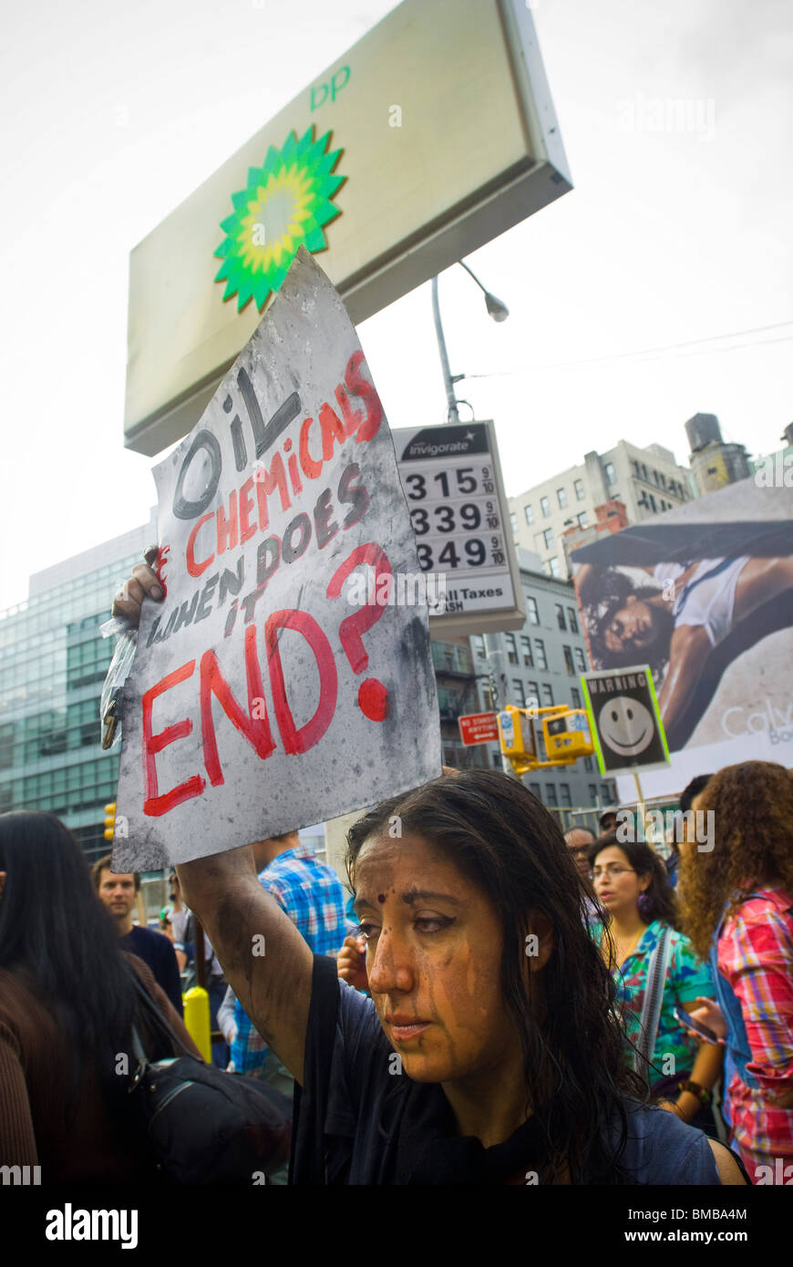 Demonstranten verschütten flüssiges Öl vertritt über sich selbst vor einer BP-Tankstelle in New York Stockfoto