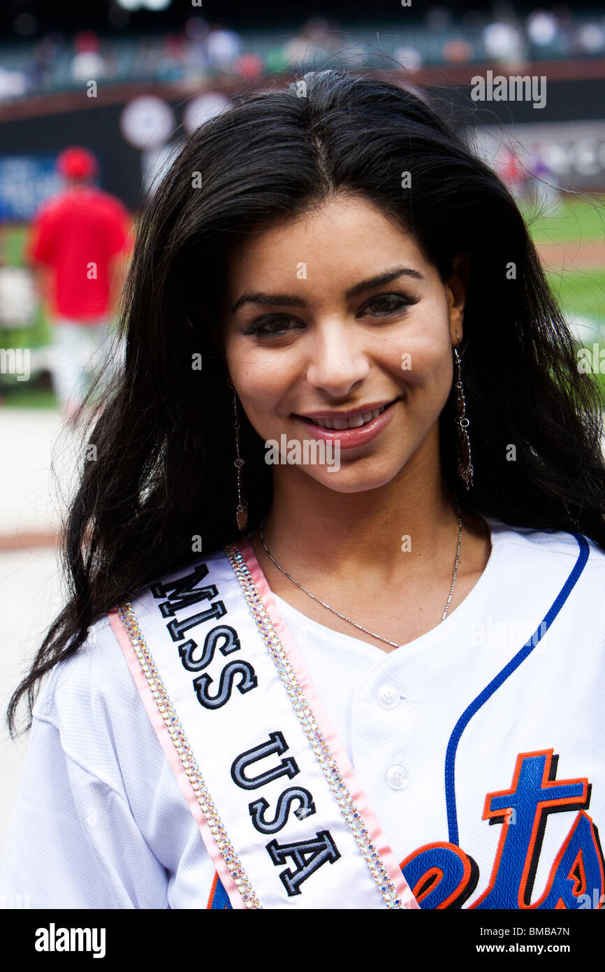 Miss USA, Rima Fakih, mit einem Trikot der Mets Baseball Spiel im Citi Field Park Stadium, New York. Stockfoto