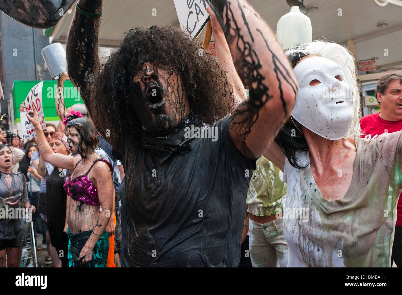 New York City, New York Aktivisten tränken sich in Öl außerhalb einer BP Tankstelle, British Petroleum deepwater Horizon Explosion zu protestieren. Stockfoto