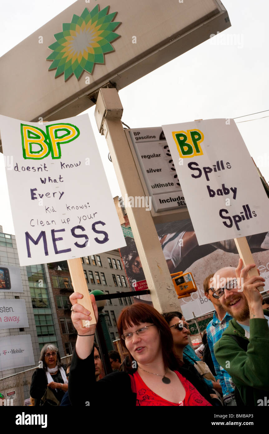 New York, NY-Aktivisten Herunterfahren einer BP-Tankstelle, Golf-Küste-Ölpest zu protestieren Stockfoto