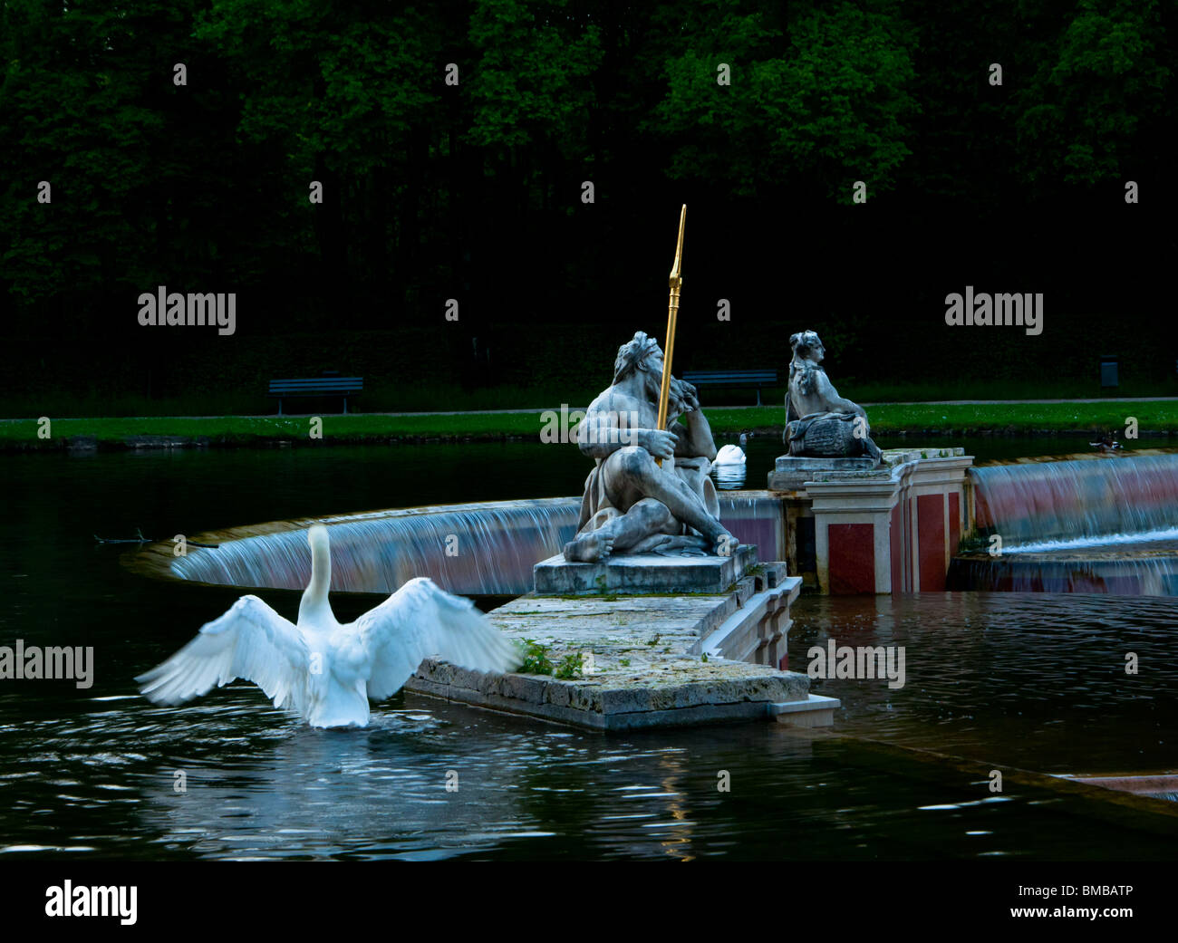 See und Brunnen nach Sonnenuntergang am Schloss Nymphenburg, München Stockfoto