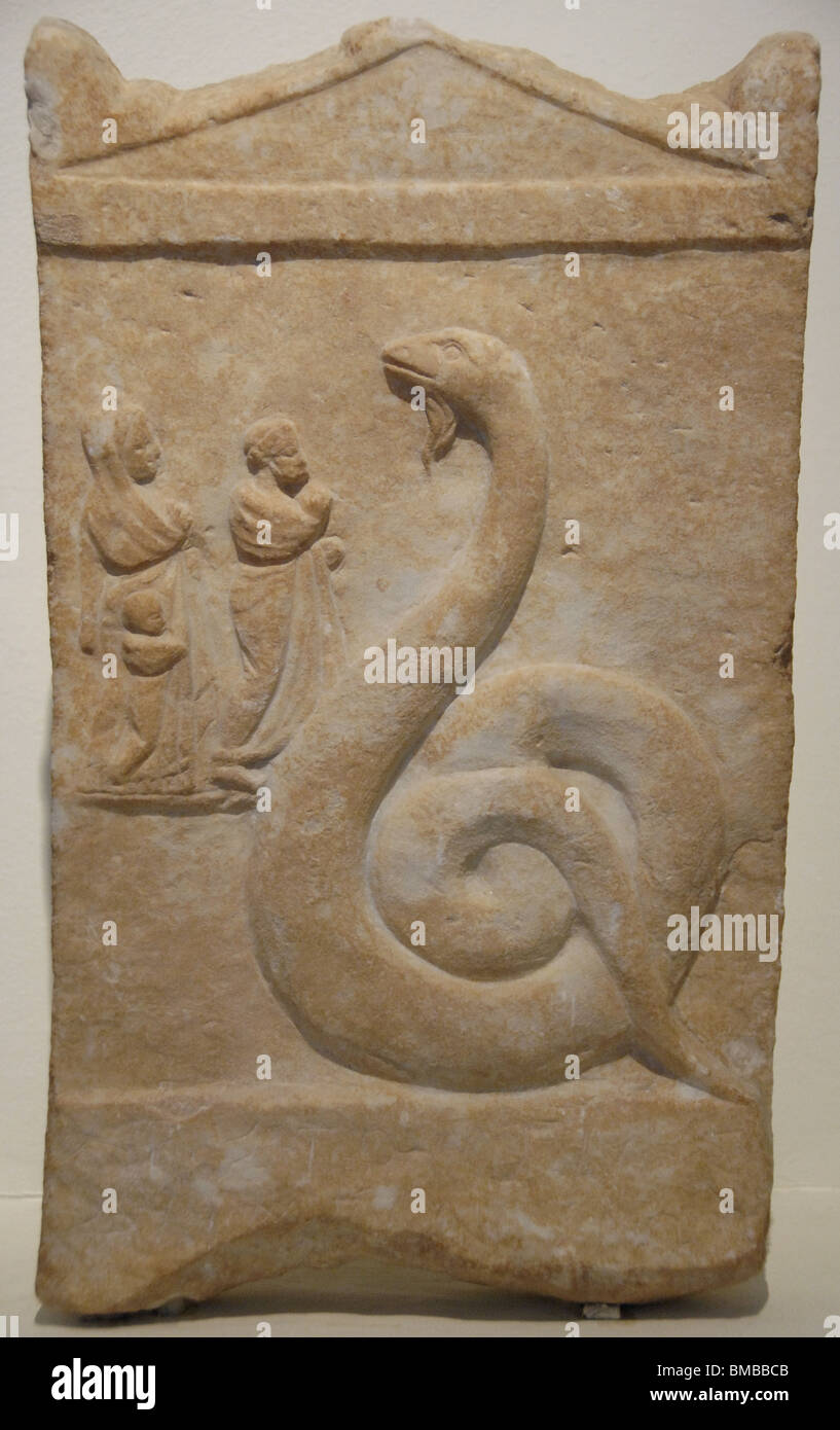 Relief mit Zeus Meilichios dargestellt, wie eine Schlange. 350-300 V.CHR. Nationales Archäologisches Museum. Athen. Griechenland. Stockfoto