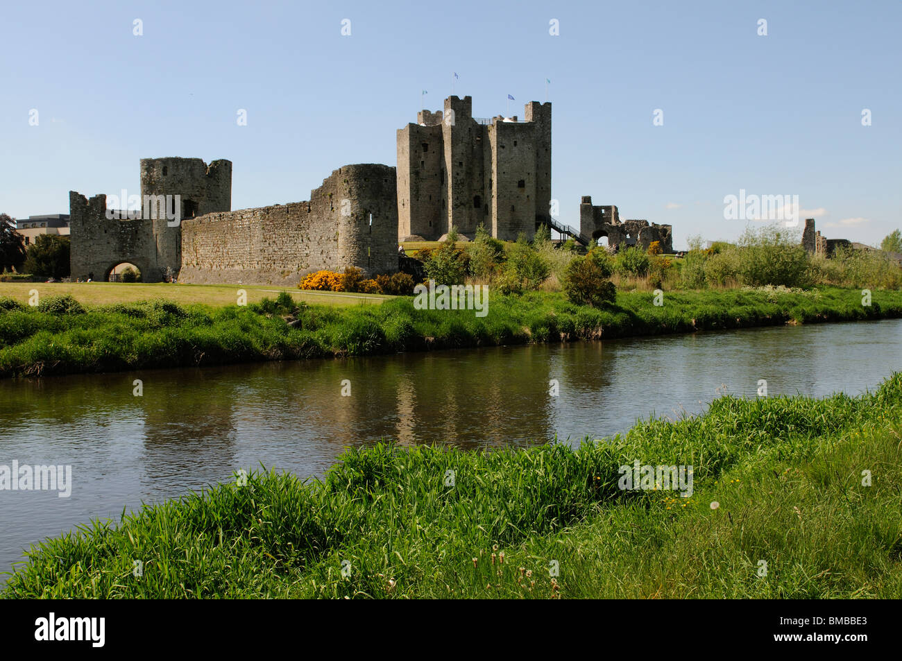 Trim Castle, County Meath Irland. Größte anglo-normannischen Burg in Irland steht neben dem Fluss Boyne Stockfoto