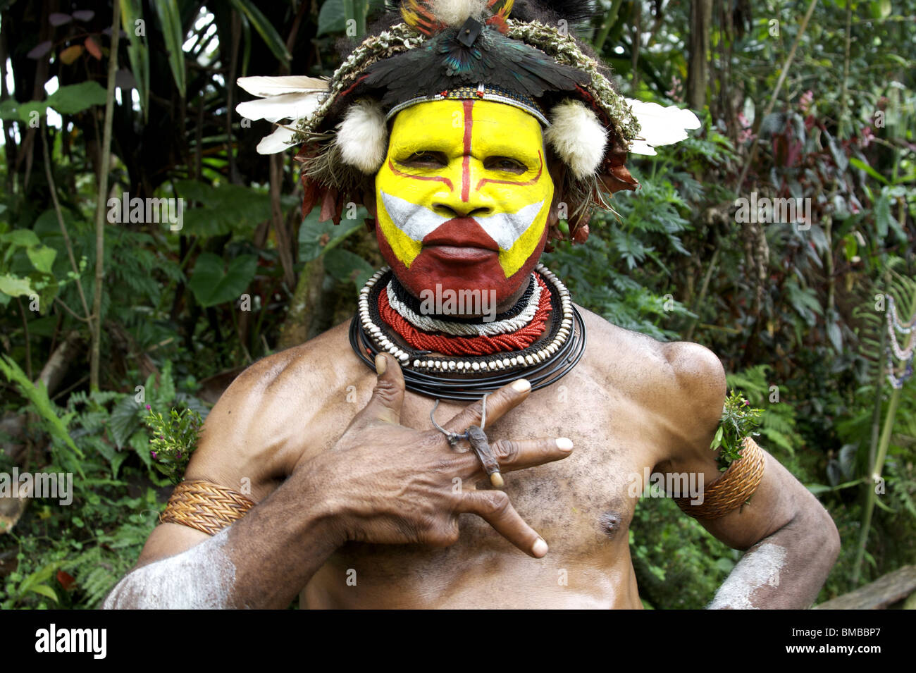 Huli Stammesangehörige zeigt seinen Finger, getrennt in einer Stammes-Schlacht, in der Nähe von Tari, PNG Stockfoto
